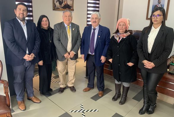 ALCALDE DE PUCÓN Y VECINOS DE RÍO BLANCO LLEGAN  A CUNCO EN BUSCA DE MATERIALIZAR EL SUEÑO DE LA POSTA RURAL