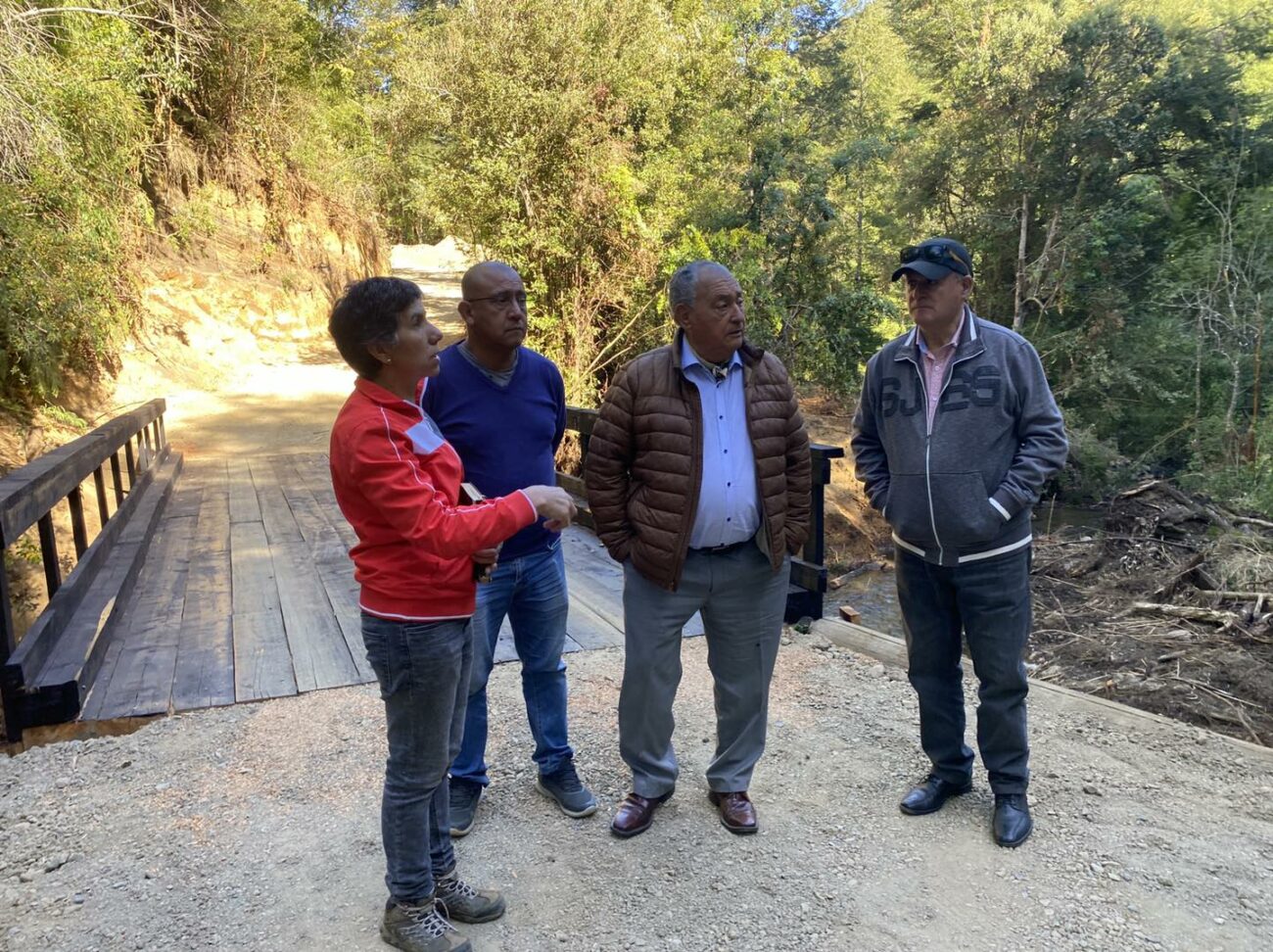 ALCALDE DE PUCÓN INSPECCIONÓ EN TERRENO SITUACIÓN DE CAMINOS Y PUENTES RURALES DE LA COMUNA LACUSTRE – Website de la Municipalidad de Pucón