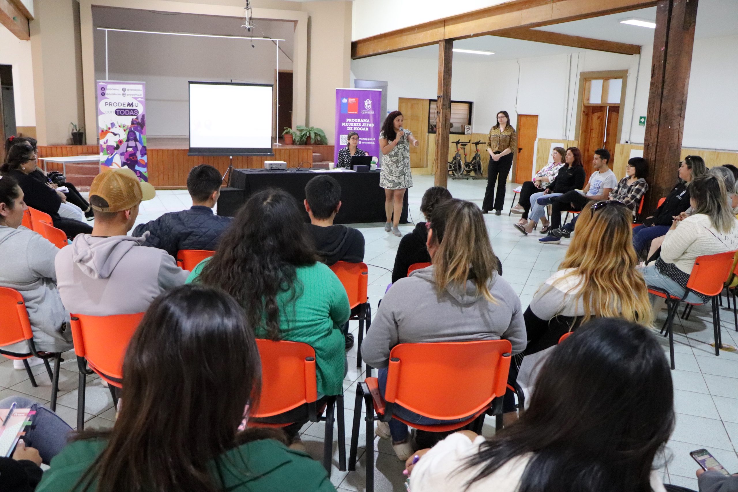 Programa Mujeres Jefas de Hogar y PRODEMU capacitan a funcionarios municipales en atención de público con enfoque de género