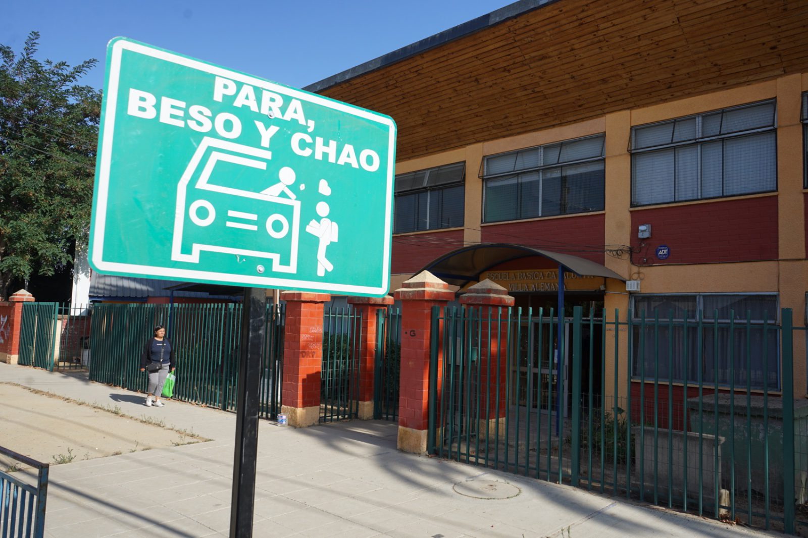 VILLA ALEMANA IMPULSA CAMPAÑA “PARA, BESO Y CHAO” PARA DESCONGESTIONAR EL INGRESO A ESTABLECIMIENTOS EDUCACIONALES