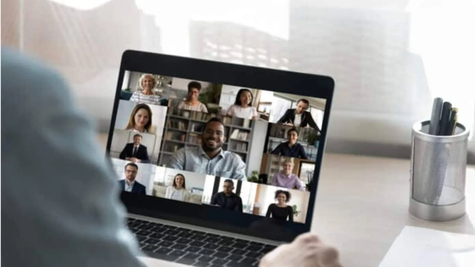 El trabajo híbrido impulsa la demanda de equipos de comunicación profesional en Perú